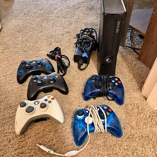 Xbox 360 & 5 controllers