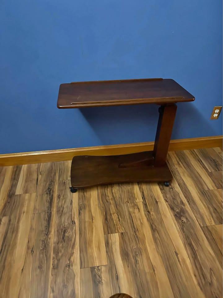 Adjustable bedside table
