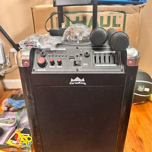 Karaoking karaoke machine