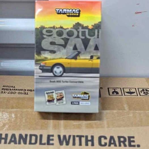 Tarmac Works 1:64 Saab 900 Turbo Convertible with Trading Cards – Yellow- Global64