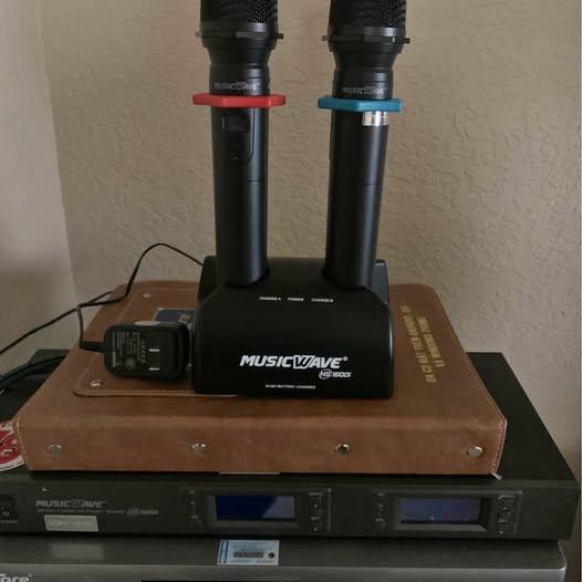 Vietnamese karaoke machine, mixer and 2 wireless microphones