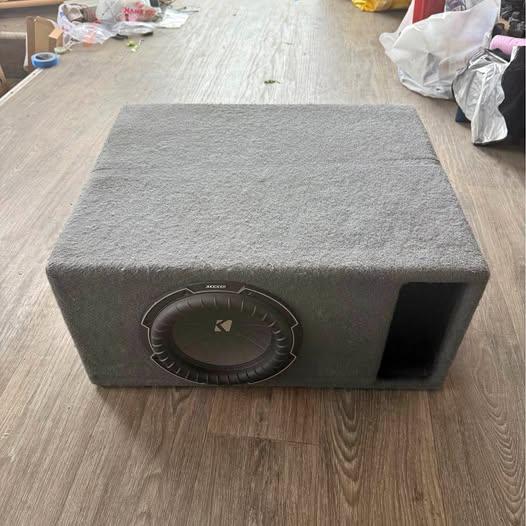 Kicker comp Q 10” with box and amp