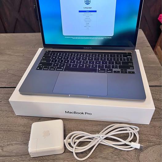 MacBook Pro 13" (M2, 2022)
