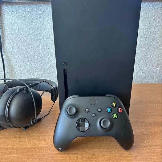 Xbox series X W/ controller & headset