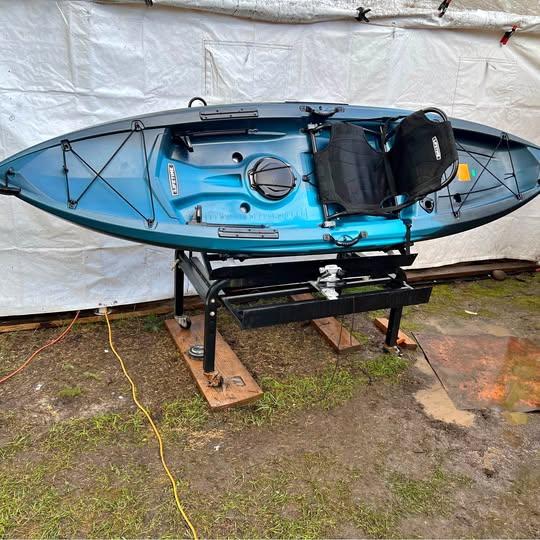 10’ lifetime Tamarack pro angler fishing kayak with stadium style seat with paddle