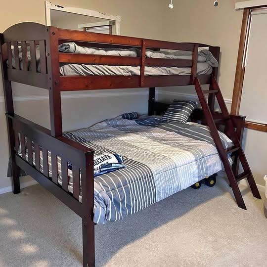 Bunk bed w/mattresses