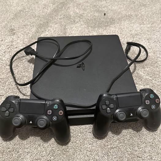 500gb PS4 slim, 2 controllers, 3 games