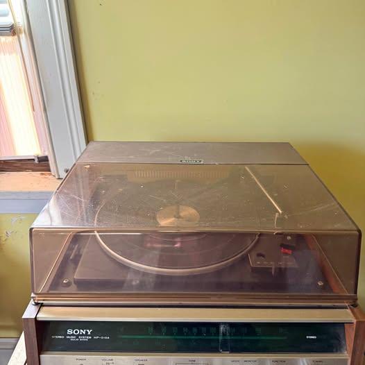 Sony HP-210 vintage stereo music system with turntable and AM/FM receiver