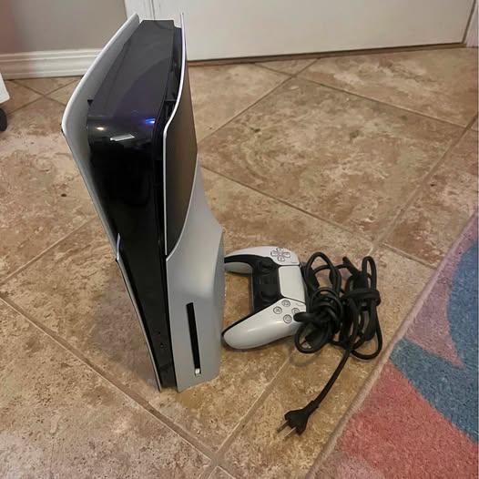 Ps5 slim disc conesole 1 controller $300