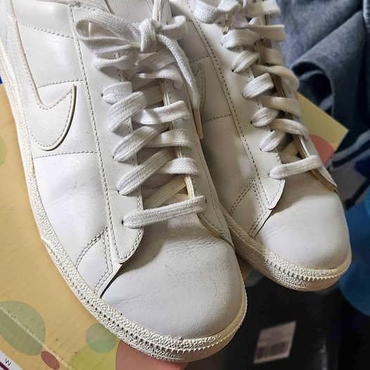 Nike classic white tennis shoe