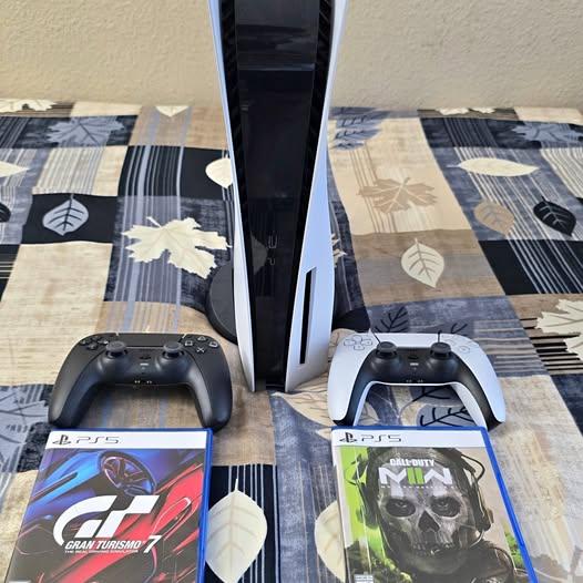 PS5 Disk Version + 2 controllers + 2 Games
