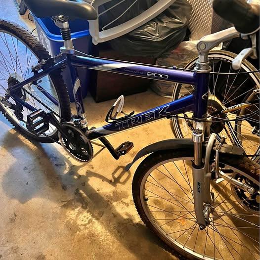 Trek hybrid bicycle