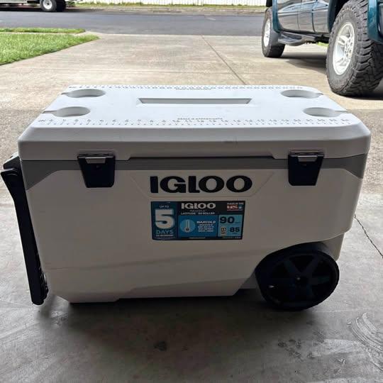 Igloo 90 quart cooler with wheels