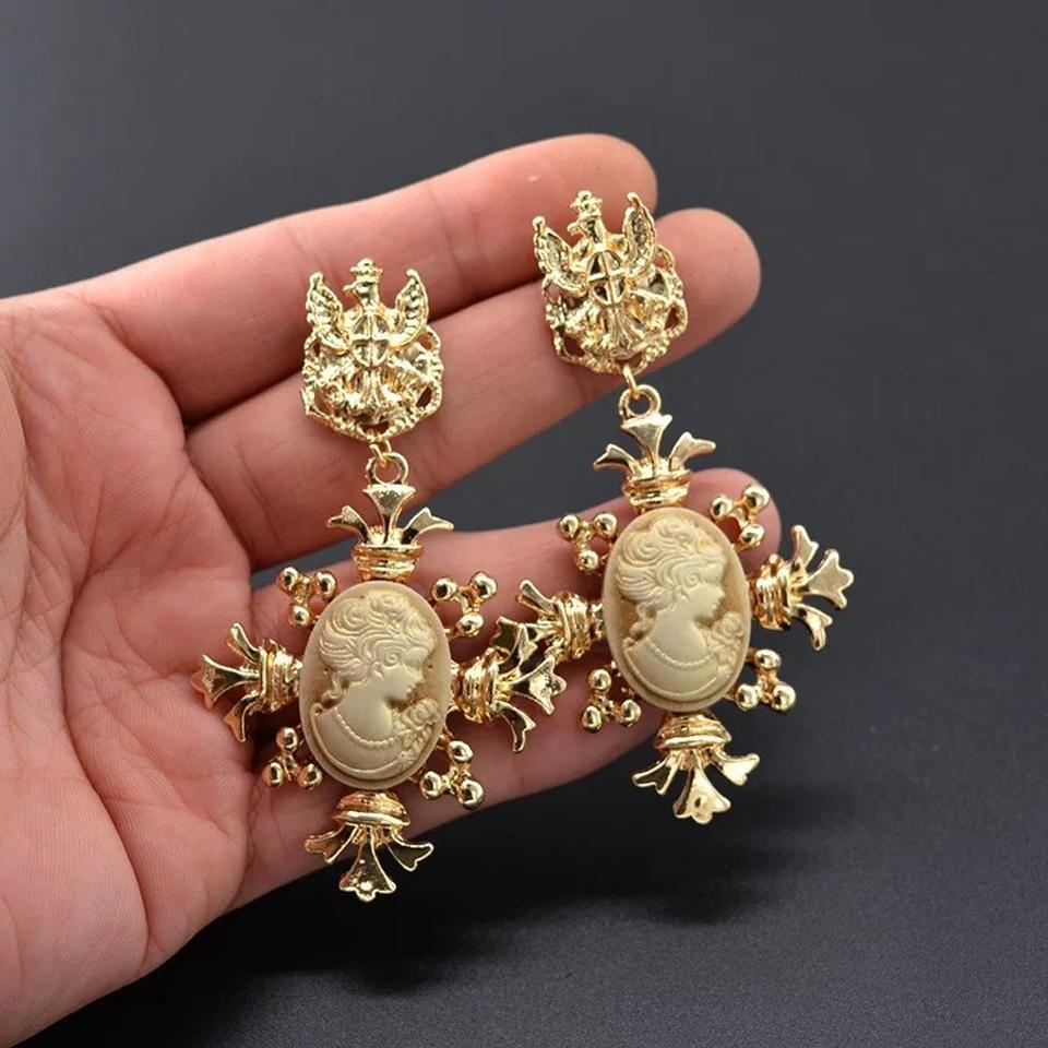 Gold Ornate Cameo Frame Statement