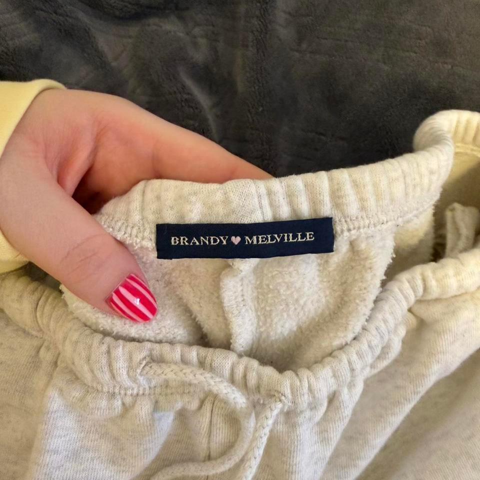 Brandy Greyish White Sweats Gently 6f4f 2