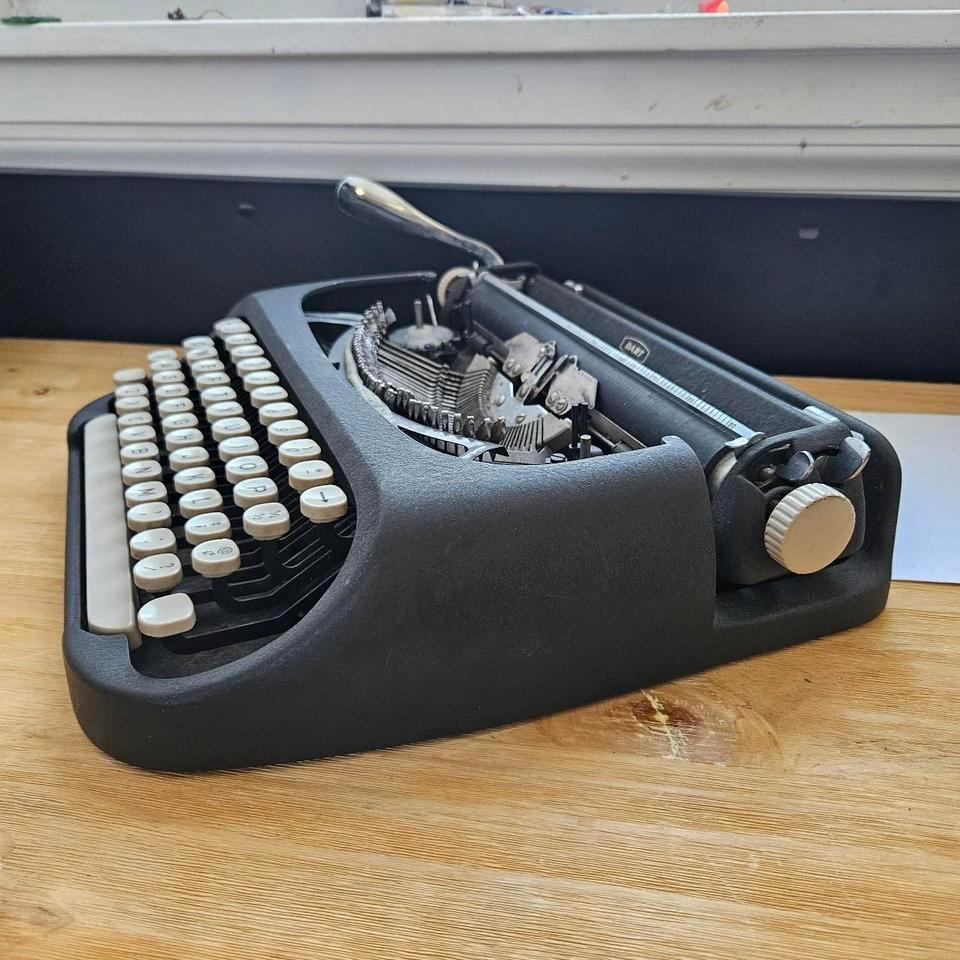 Vintage 1950s 1960s Dart Black Metal 5755 6