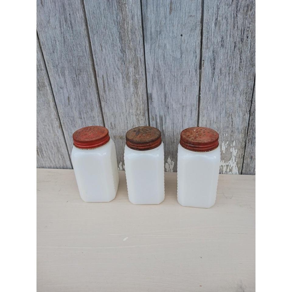 Vintage Milk Glass Spice Shakers C731 4