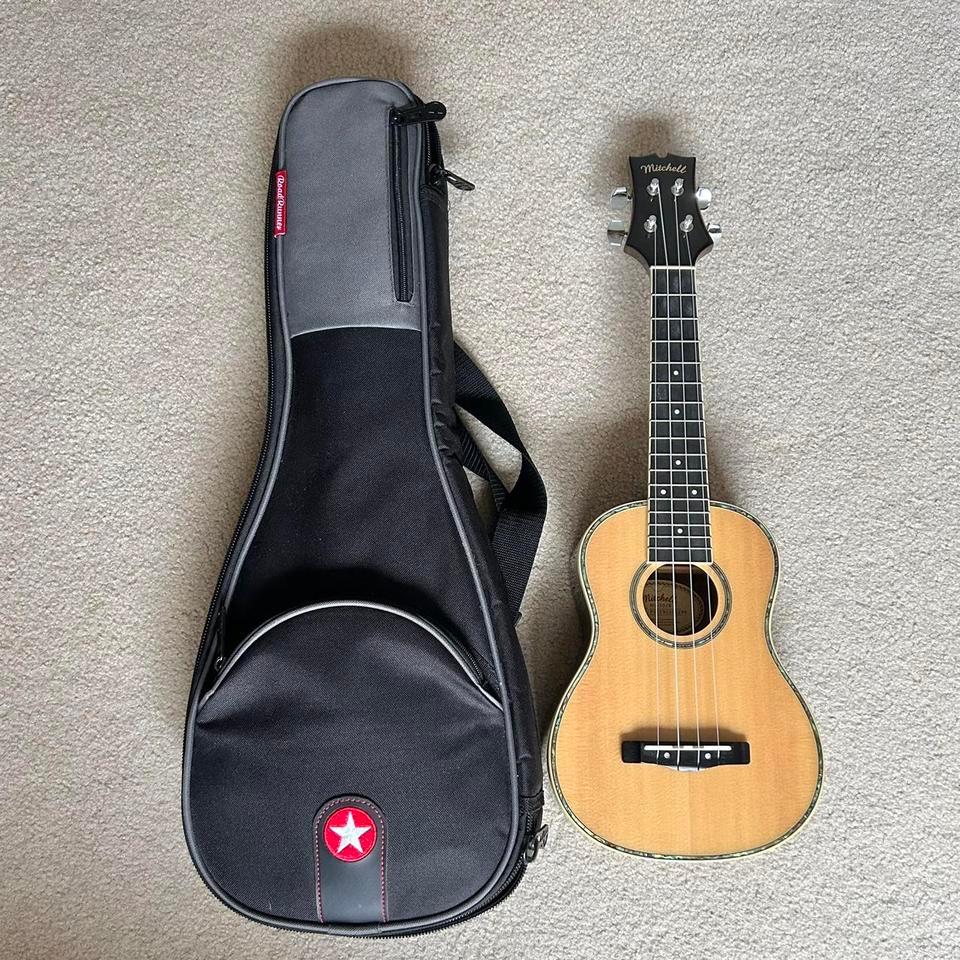 Mitchell Mu70 Ukelele And Roadrunner 603b