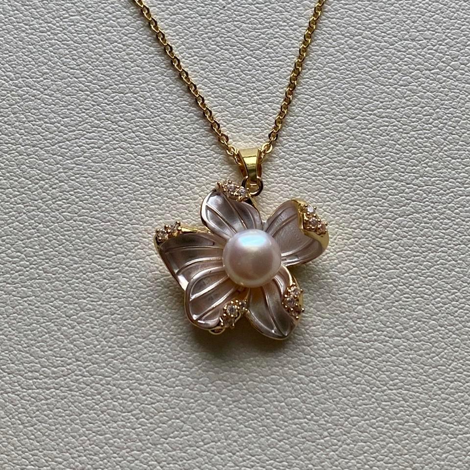 Pearl Gold Flower Pendant Necklace