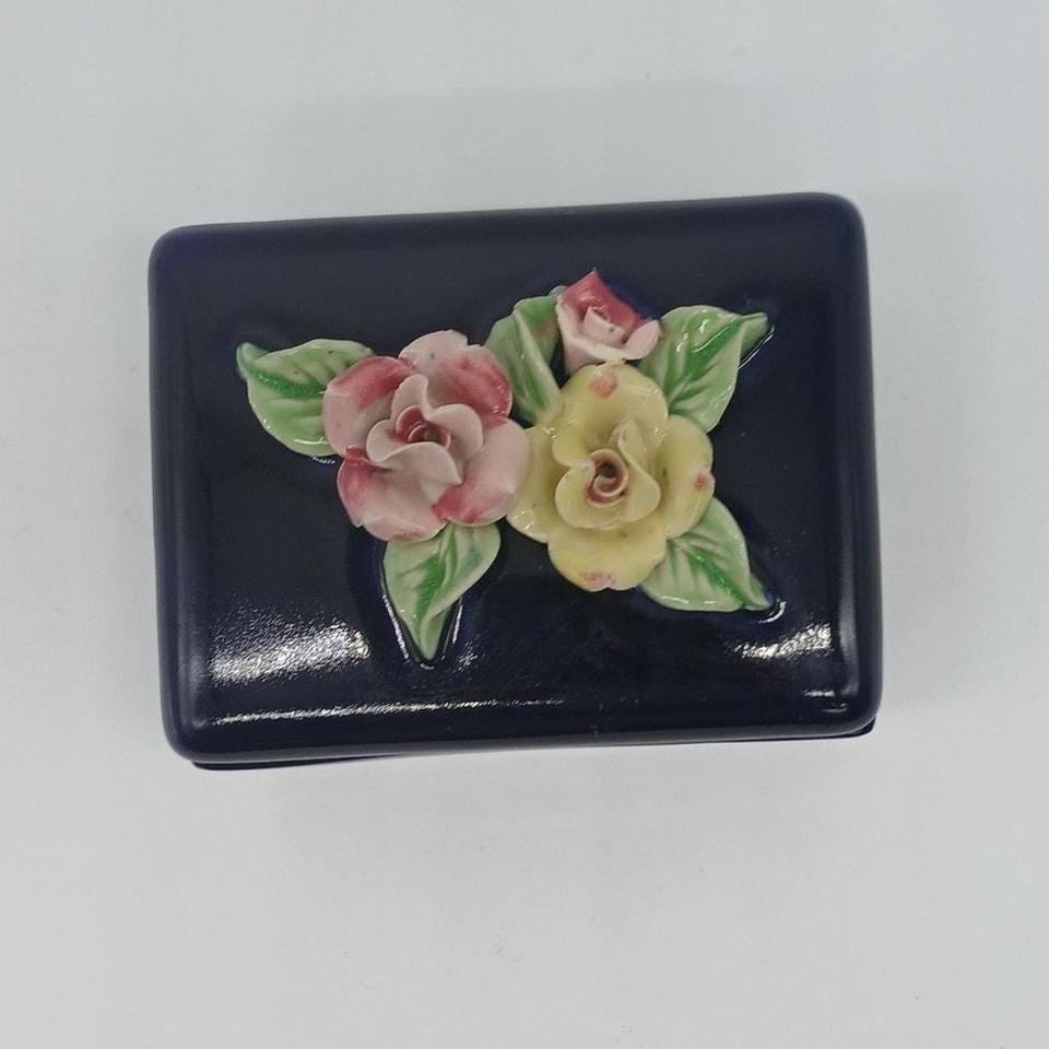 Vintage Ceramic Trinket Box Hand 2