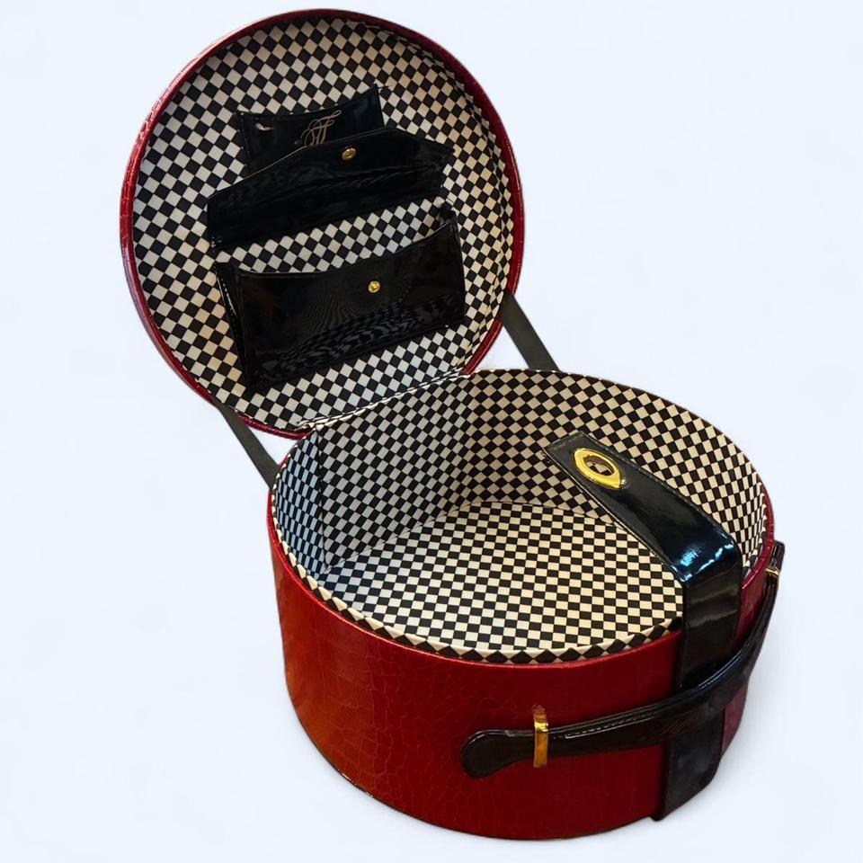 Red Black Hat Box 8431