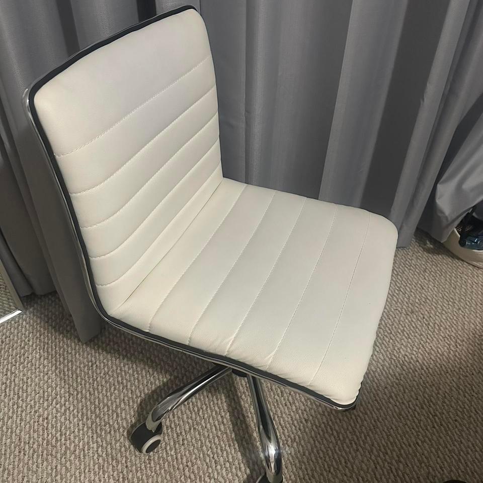 Selling A Modern White Office 2