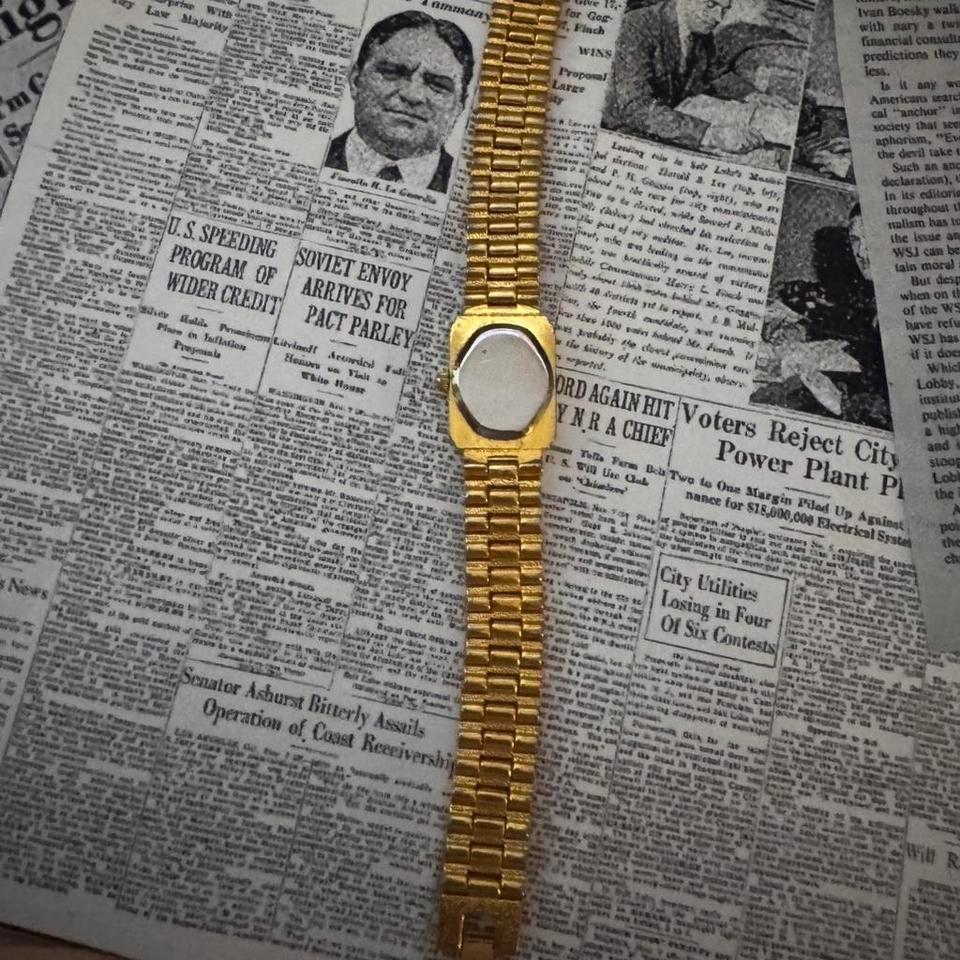 Gold Tone Xanadu Quartz Watch E088 3