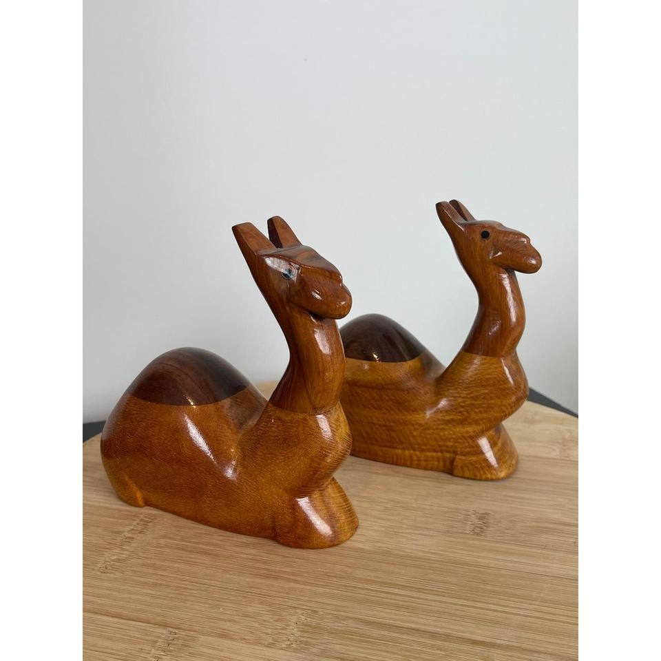 00403 Vintage Wood Camel D5a2