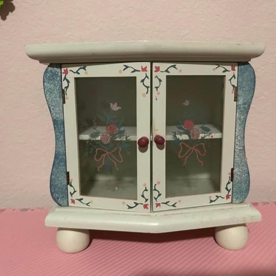 Painted Floral Cabinet With Glass B6c3