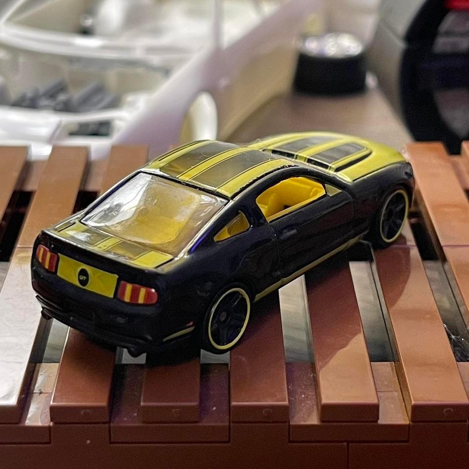 Hot Wheels 2010 Ford Mustang 3