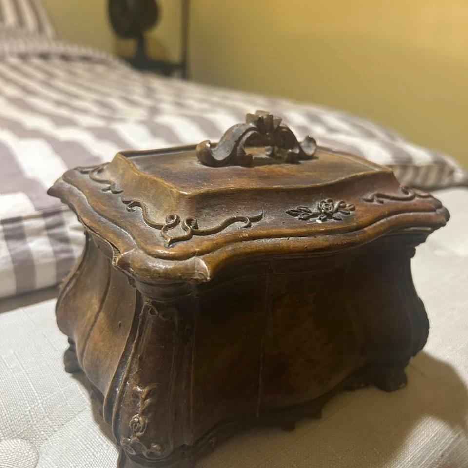 Beautiful Vintage Box With Intricate 8396