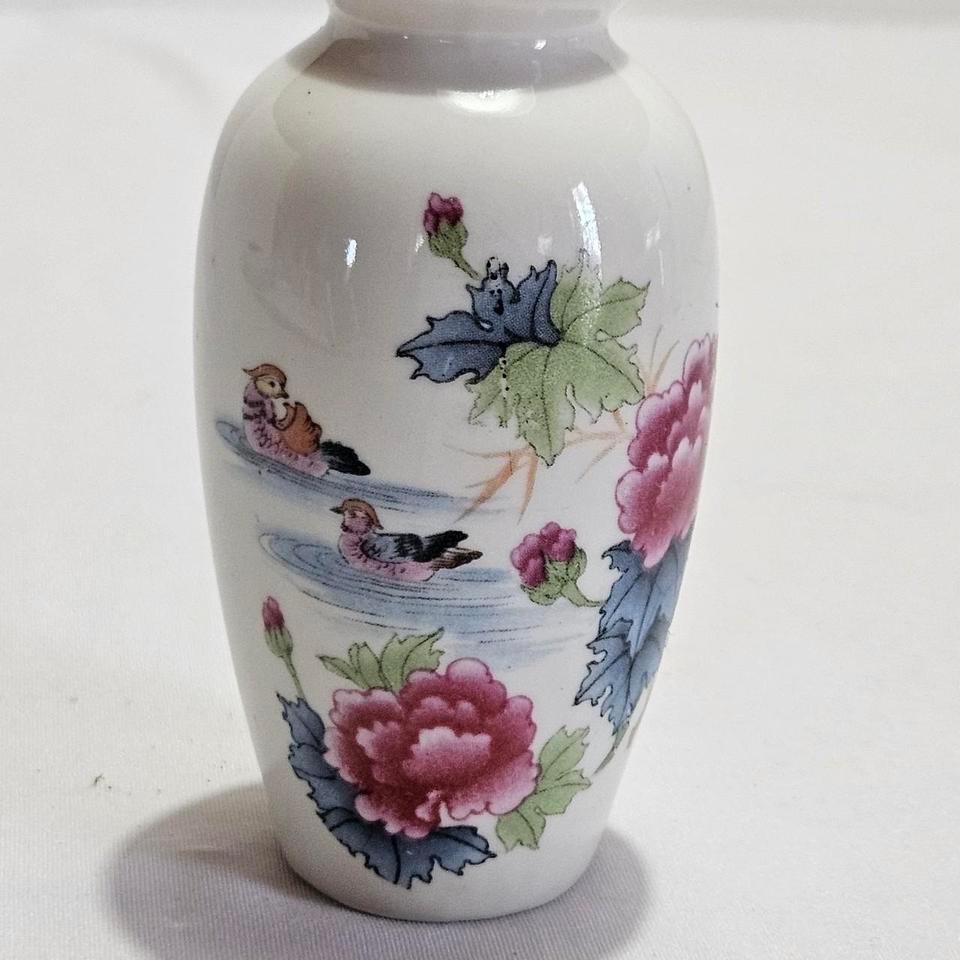 Elegant Vintage Porcelain Vase Featuring 0312