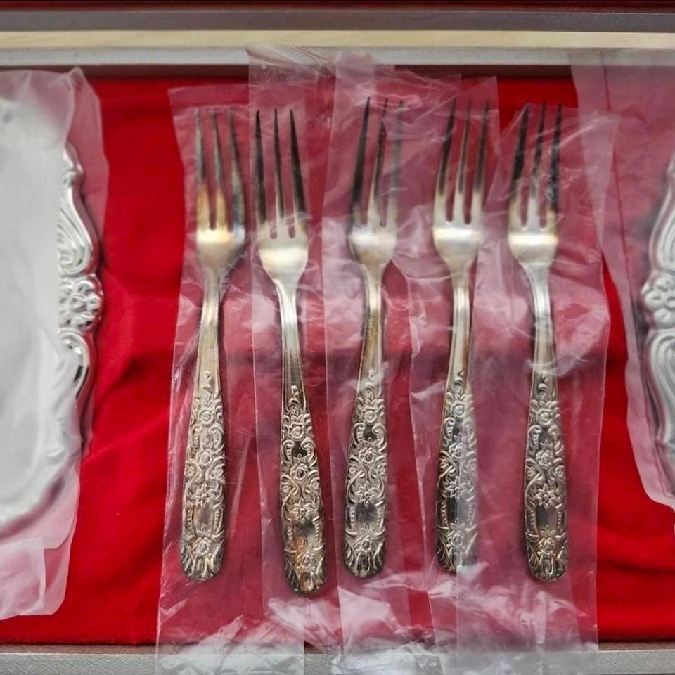 Silver Plated Serving Set With C6b4 3
