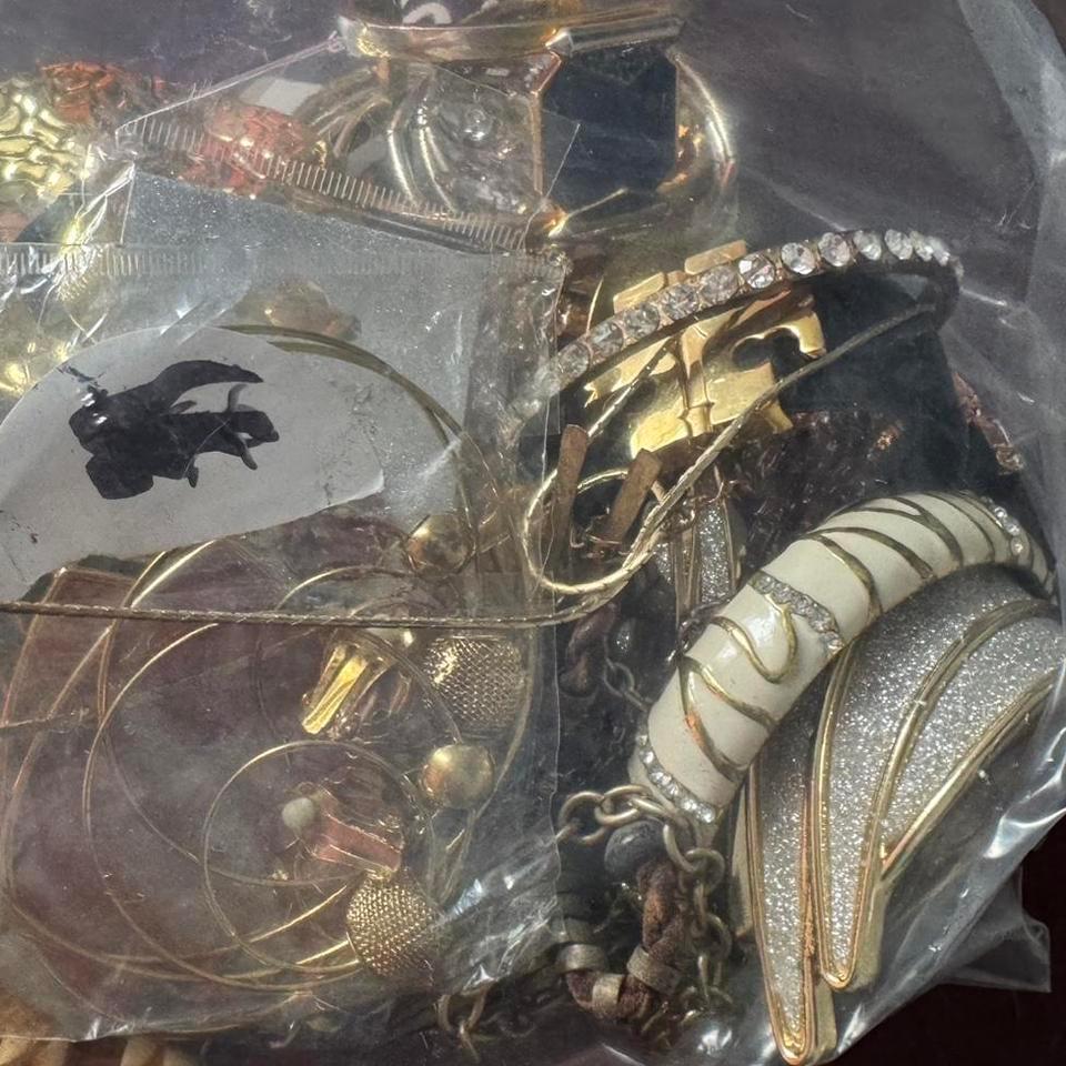 215 Lbs Of Gold Jewelry Bd61