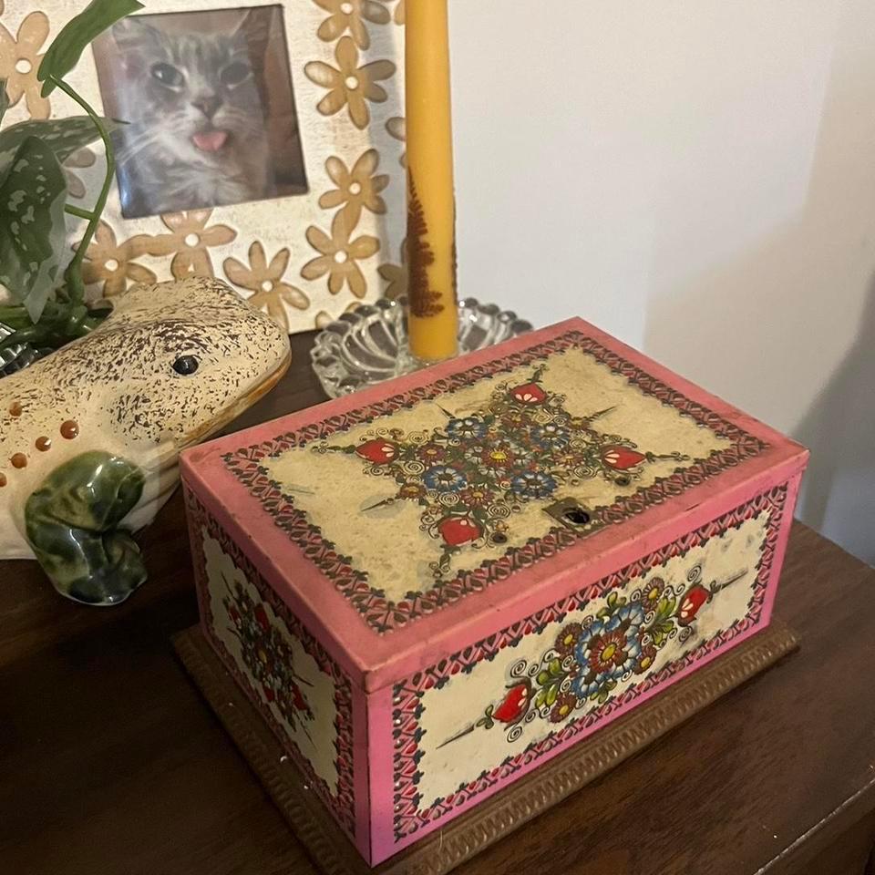 Vintage Metal Tin Perfect Da24 2