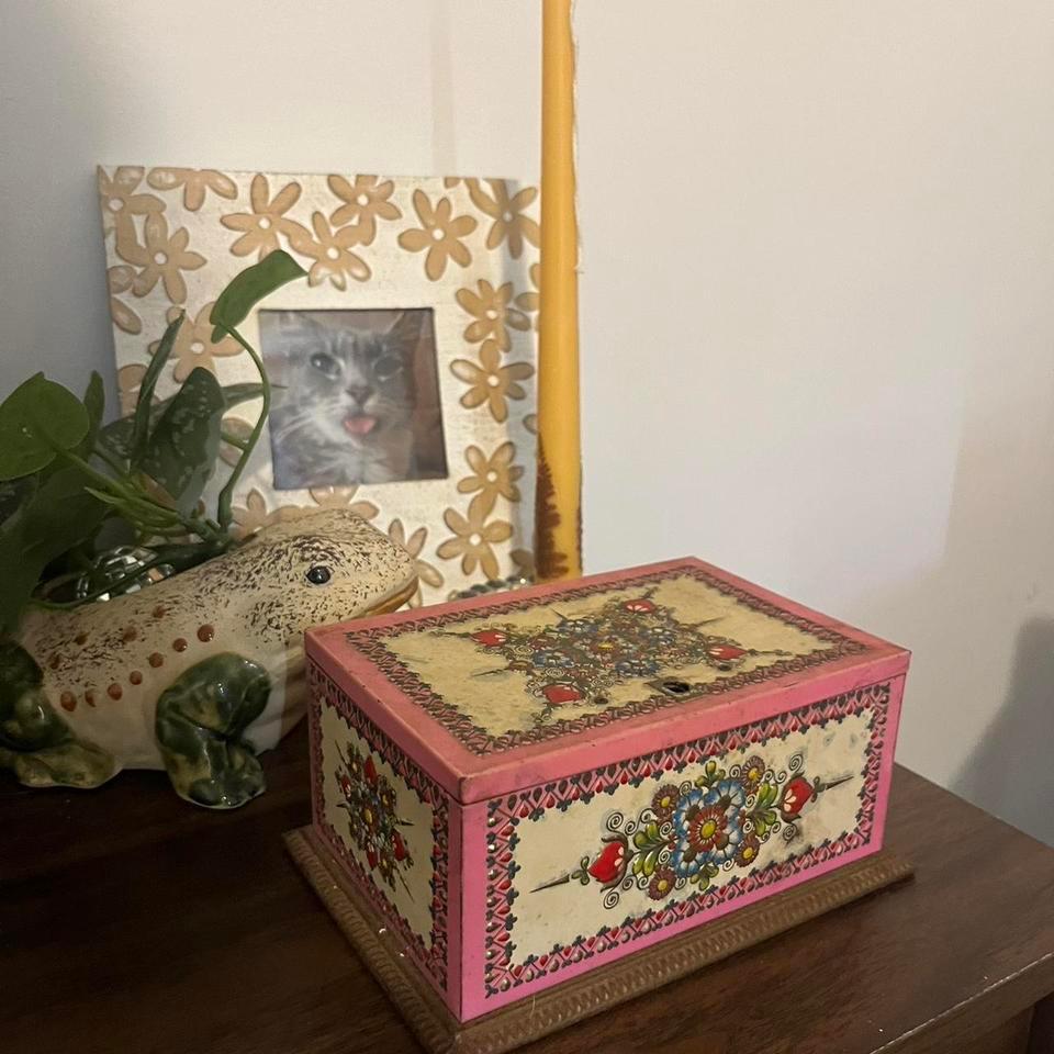 Vintage Metal Tin Perfect Da24