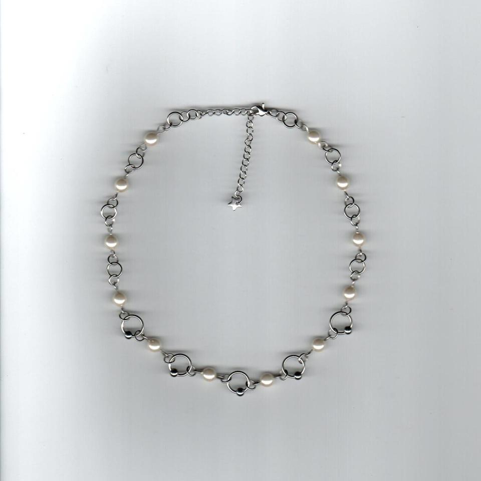 Cirque Choker This Necklaces Features