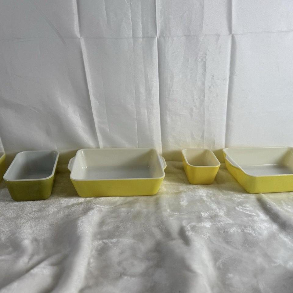The Pyrex Refrigerator Dish Set 2