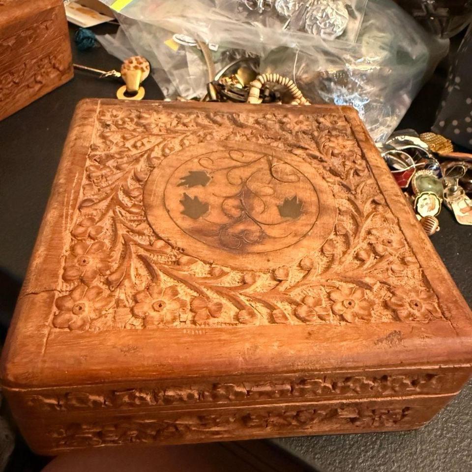 Vintage Hand Carved Indian Rosewood 3ffe