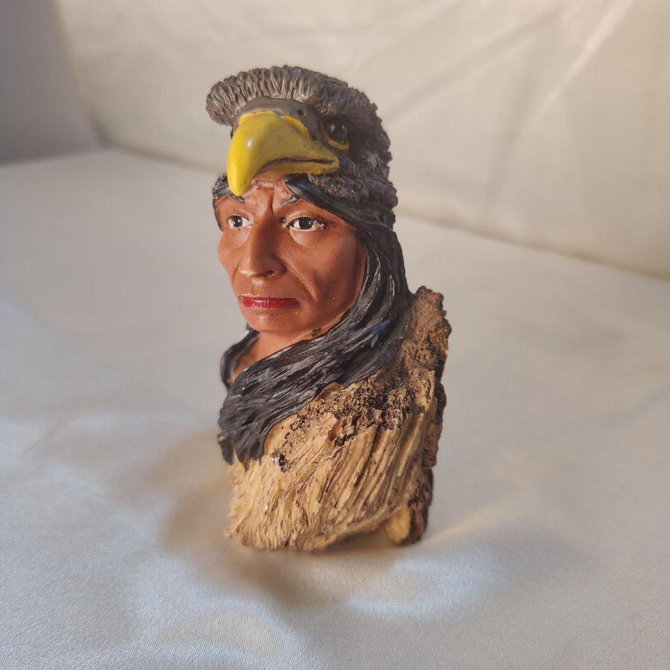 This Striking Statue Features A Bd1f 2