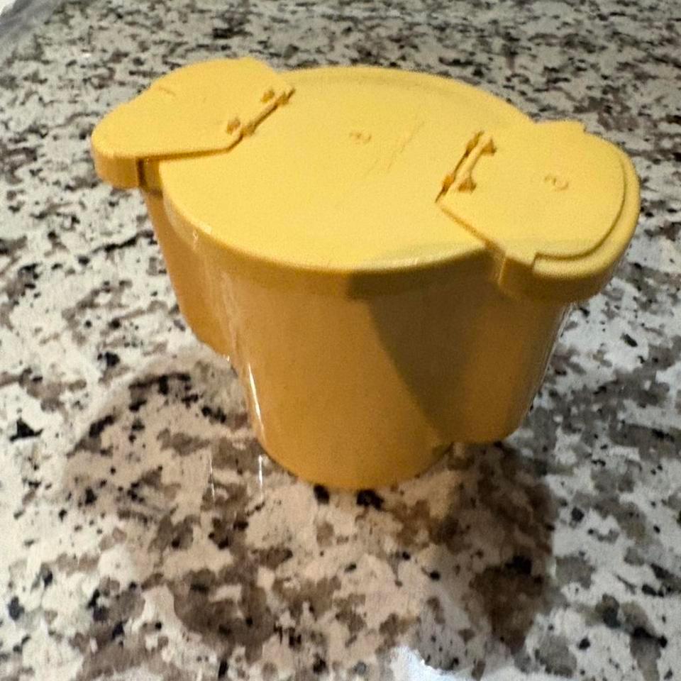 Vintage Tupperware Yellow Plastic Sugar Cd45