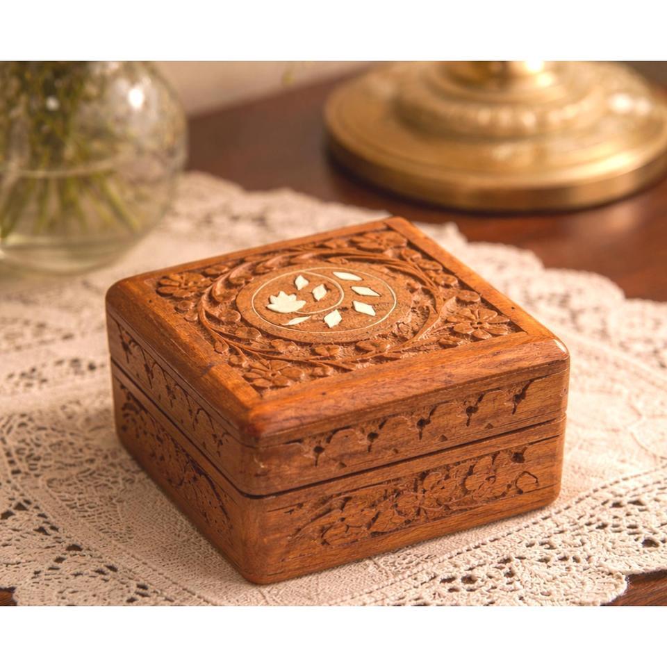 Vintage Hand Carved Wooden Jewelry C84b