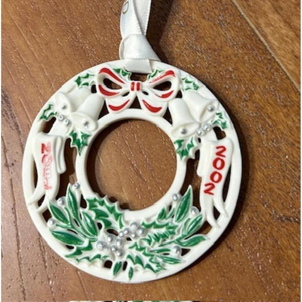 2002 Christmas Wreath Hanging Ornament 2b00