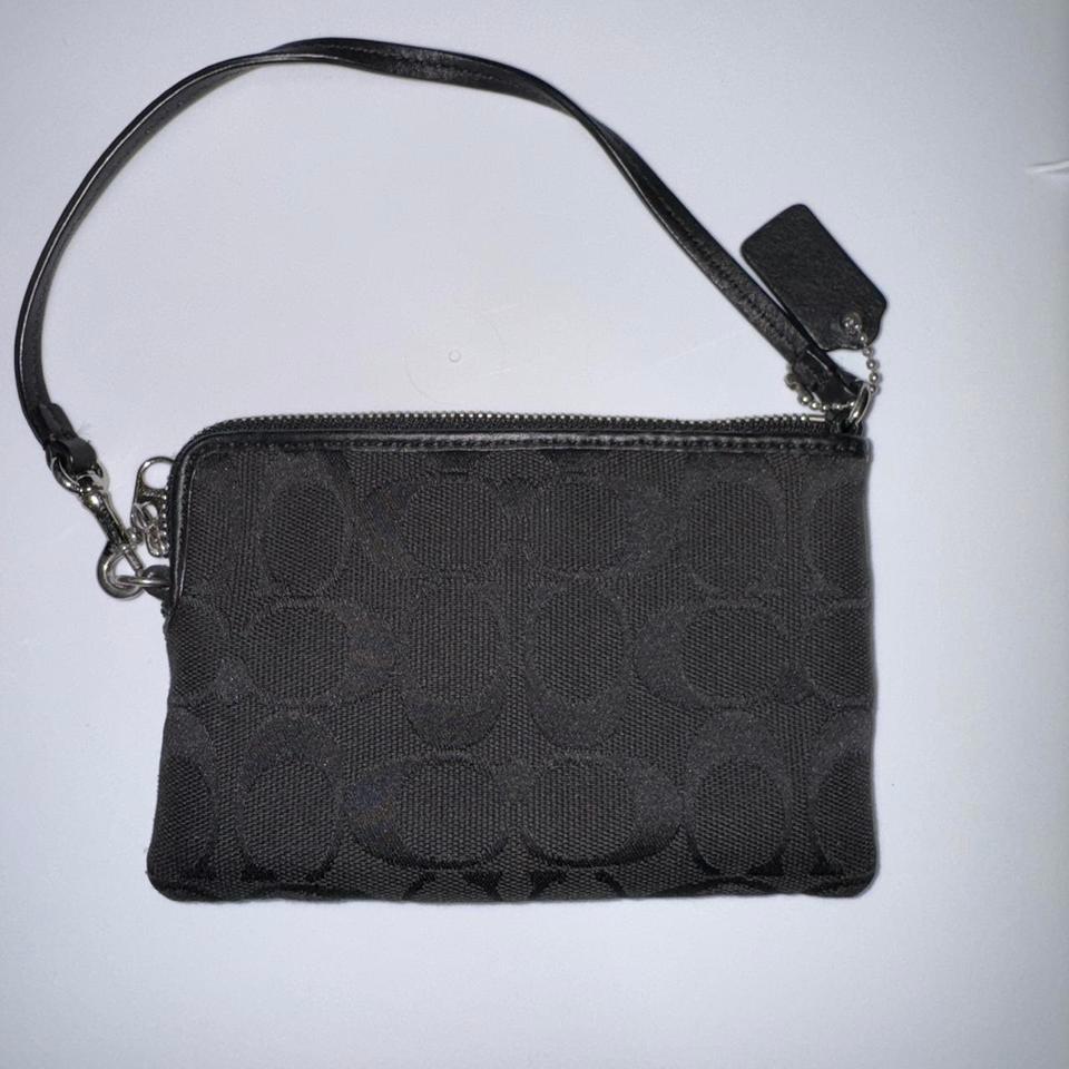 Coach Wristlet Does Not Zip 2