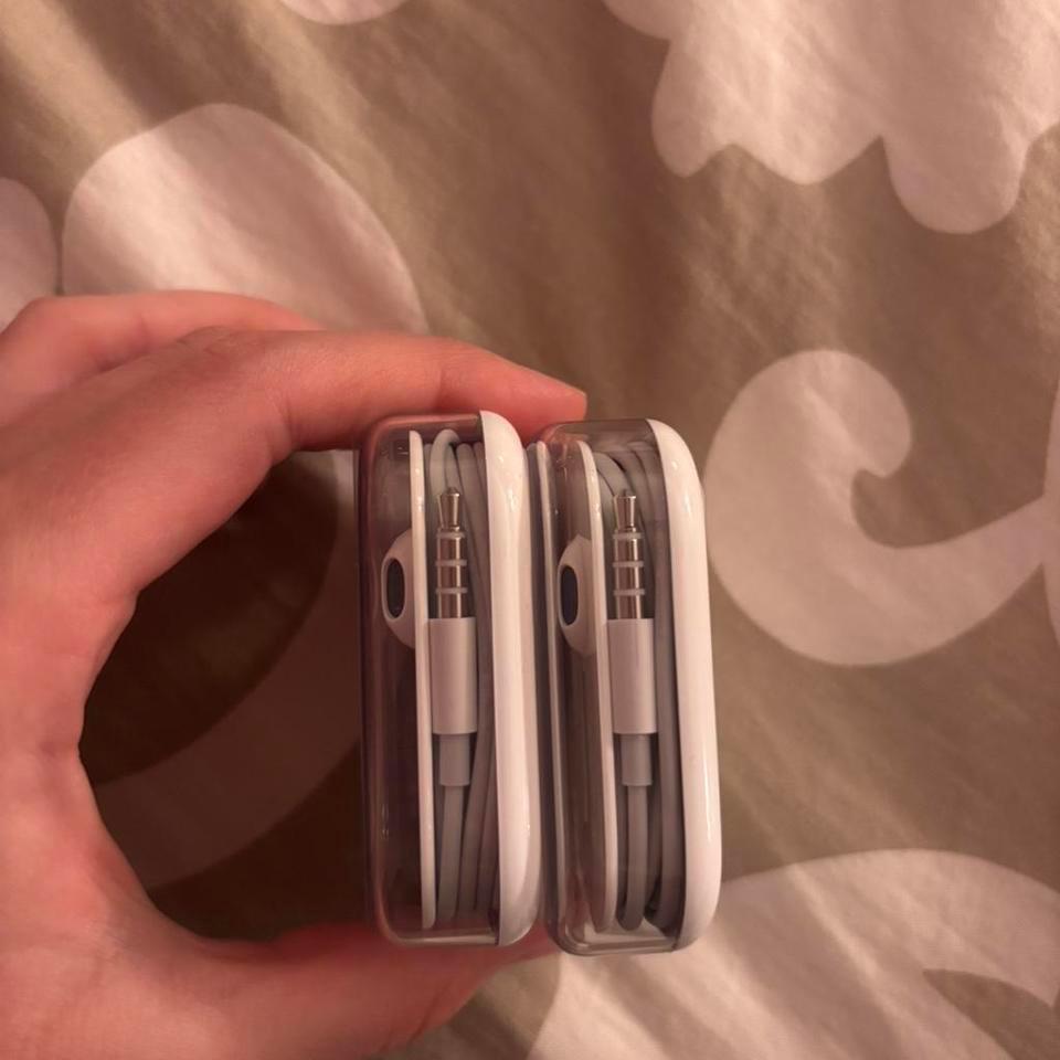 Apple Earbuds Brand New In E403 2