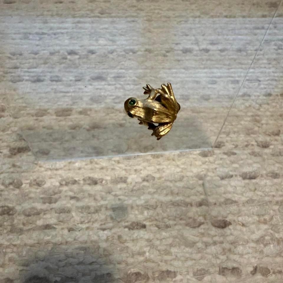 Vintage Avon Gold Frog Pin 3aba 5