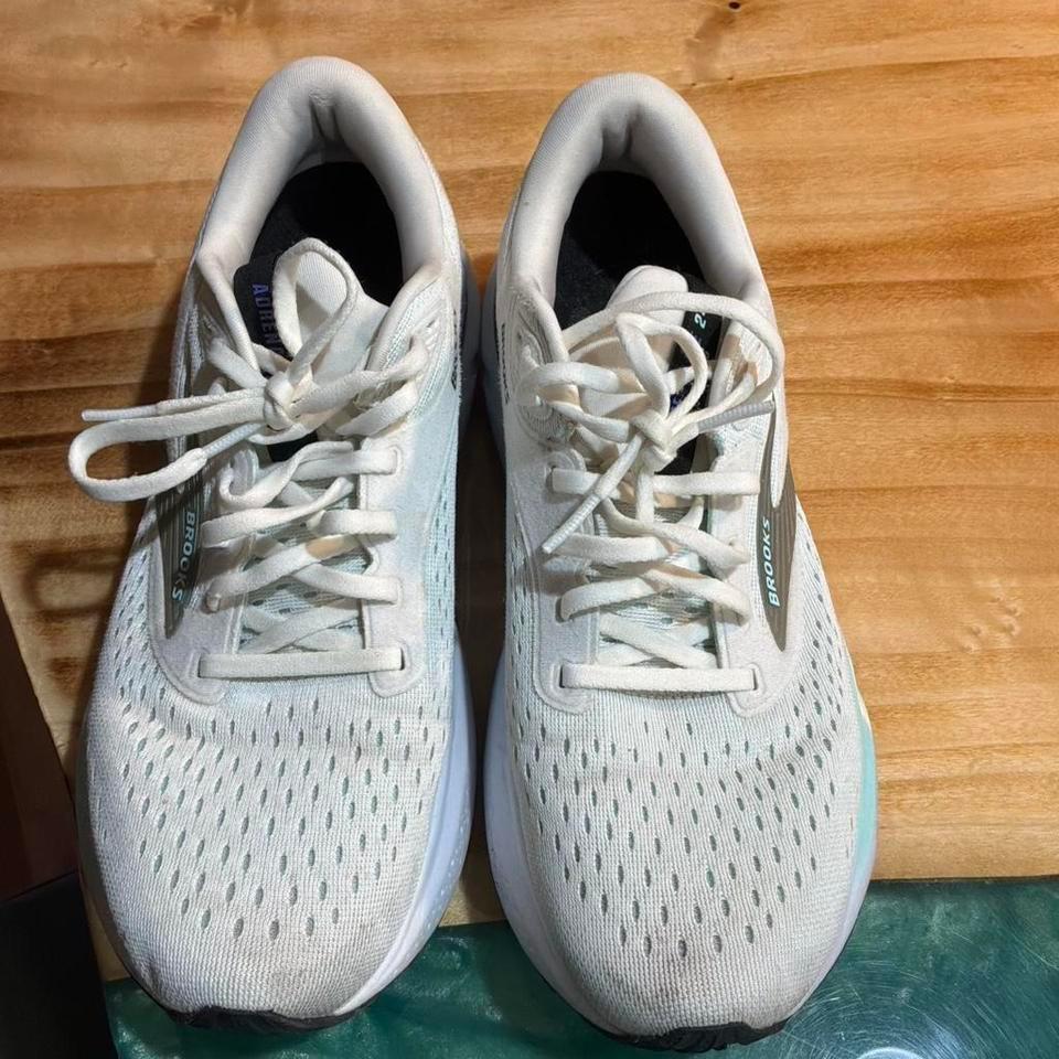 Brooks White Running Shoes Size F121 5