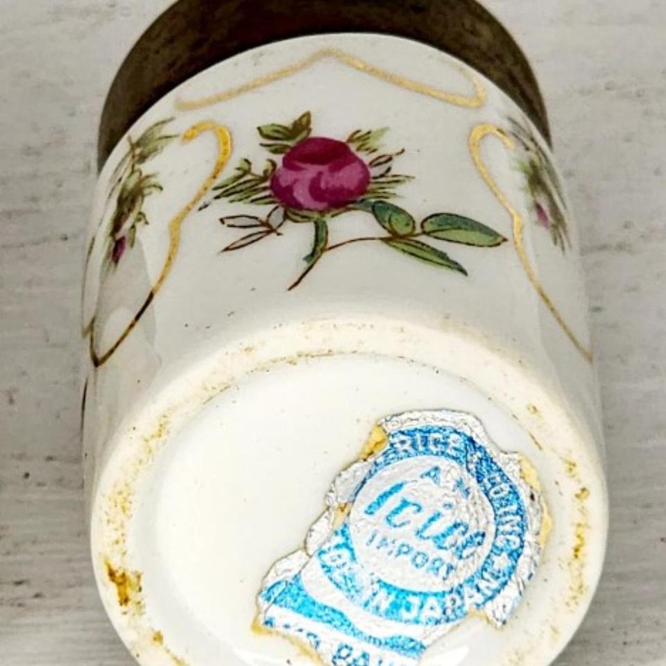 Salt And Pepper Shakers Hand 3