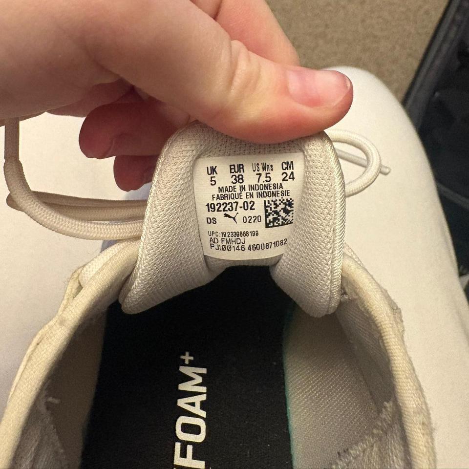 Womens Size 75 White Puma 4