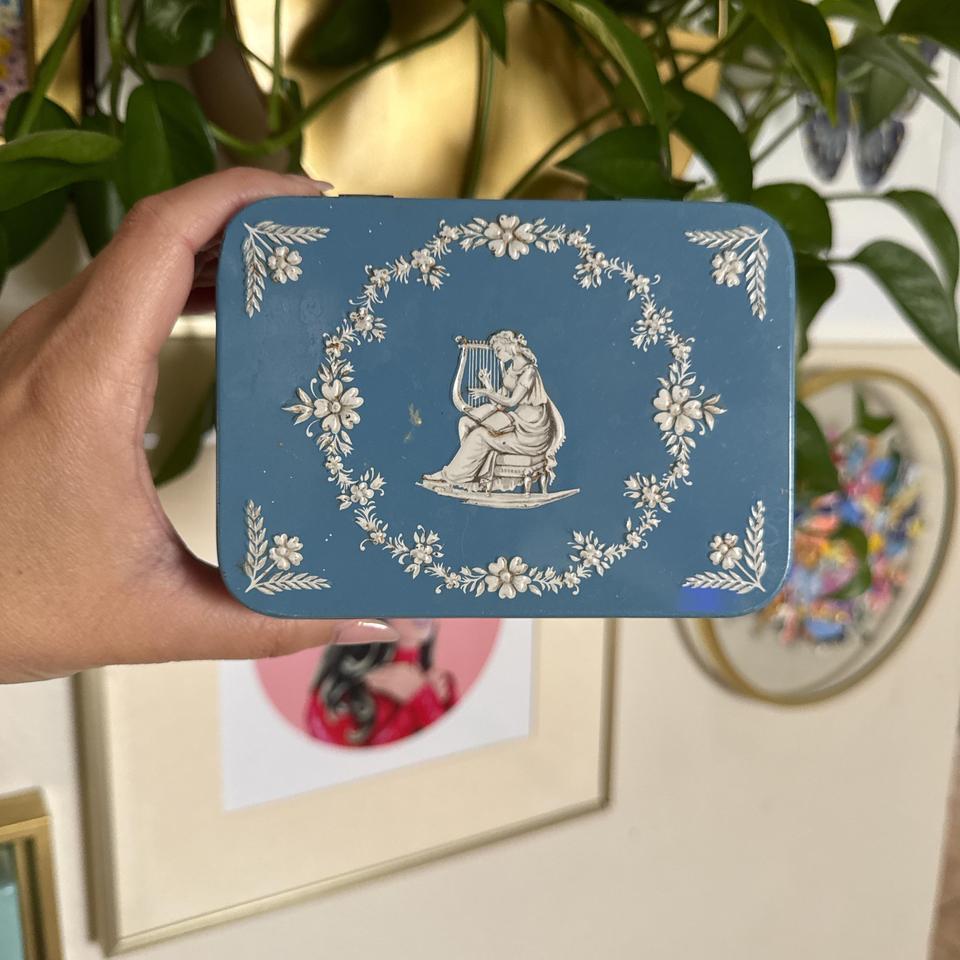 Blue And White Vintage Tin Dc6e 2